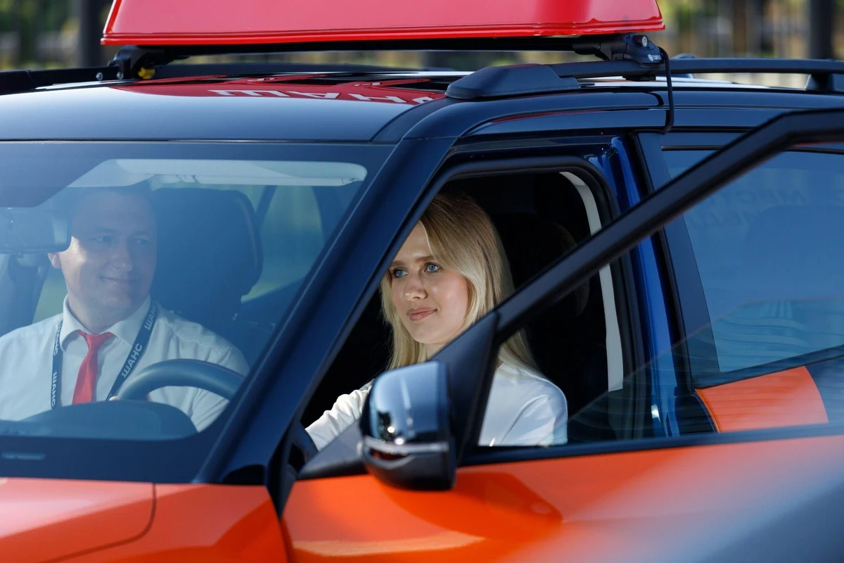 Инструктор и ученица в учебном автомобиле автошколы «Шанс»